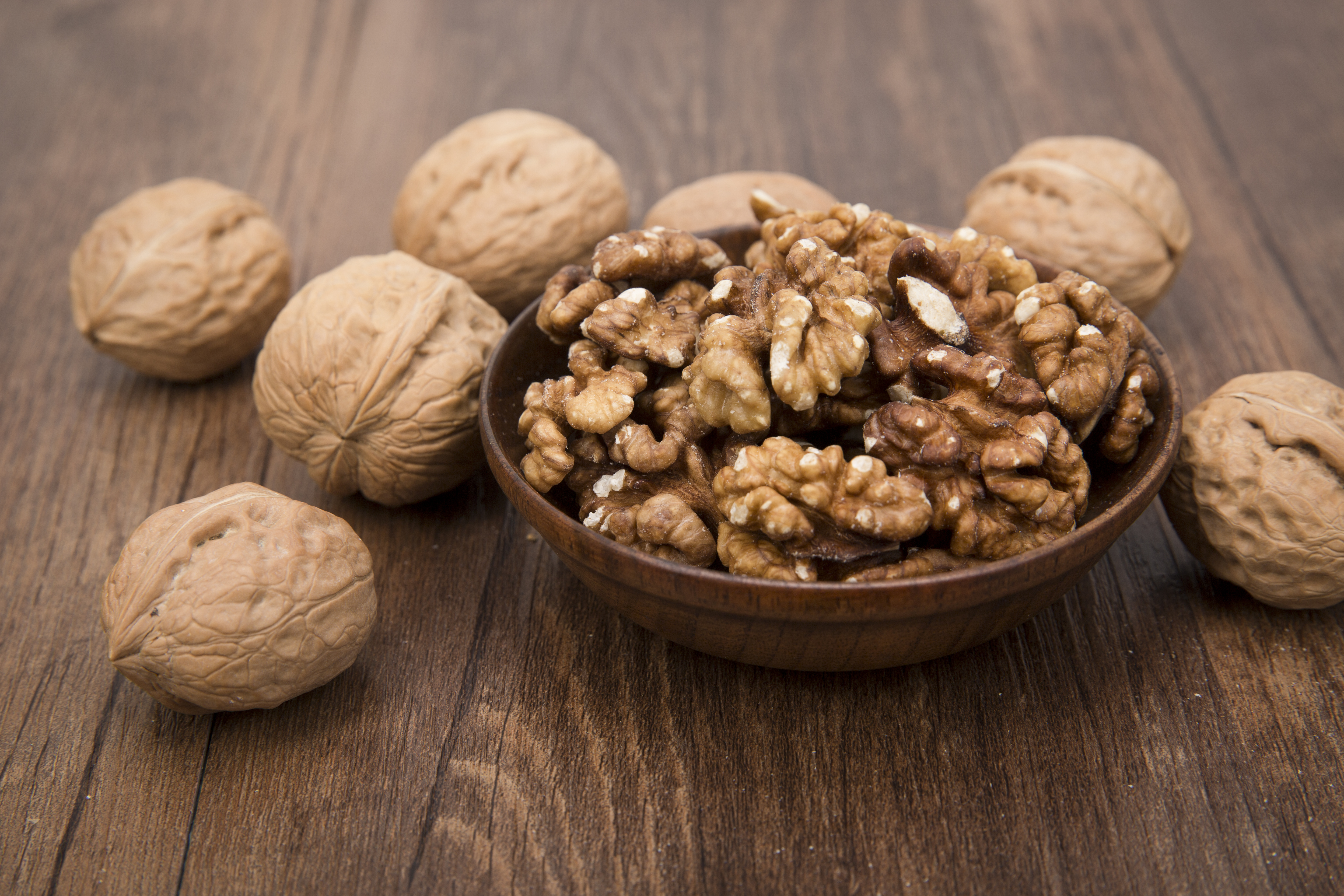 WALNUT KERNELS LIGHT AMBER HALVES